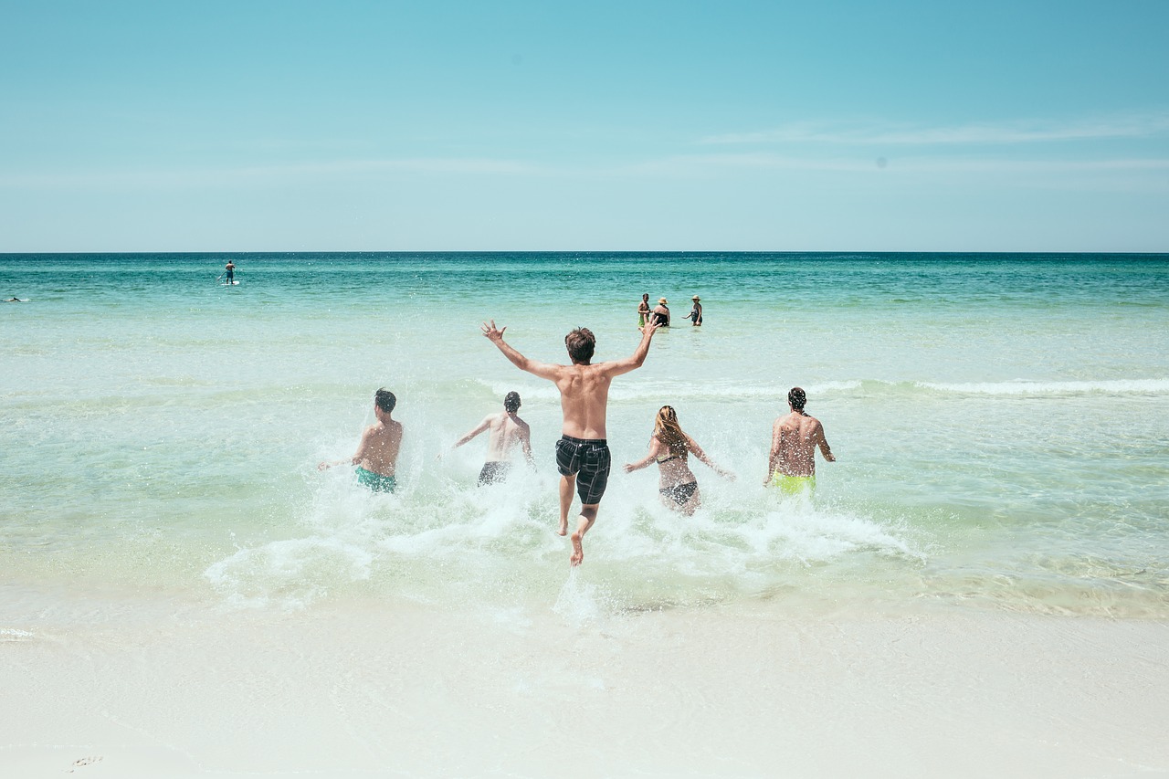 beach-people-running-1836467