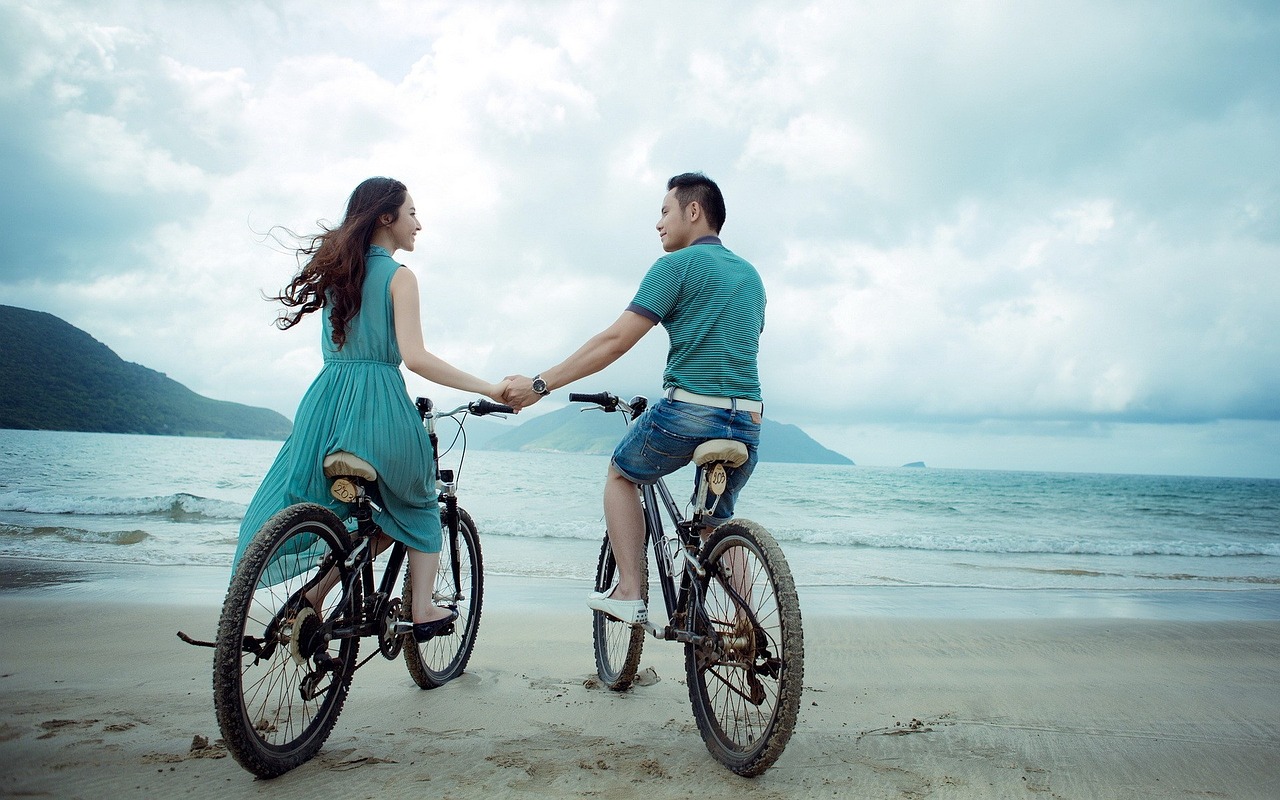 couple-beach-bicycles-955926